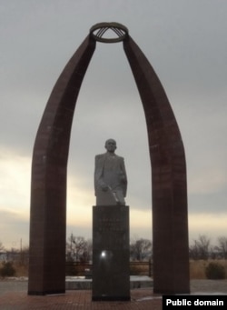 Кусейин Карасаевдин (1901 - 1998) Караколдогу мүрзөсүнүн жанындагы айкели.