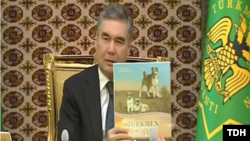 Türkmen prezidenti Gurbanguly Berdimuhamedow täze kitabyny görkezýär. 13-nji sentýabr, 2019.