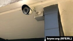 Камера видеонаблюдения на подъезде дома №29 по улице Героев Бреста в Севастополе