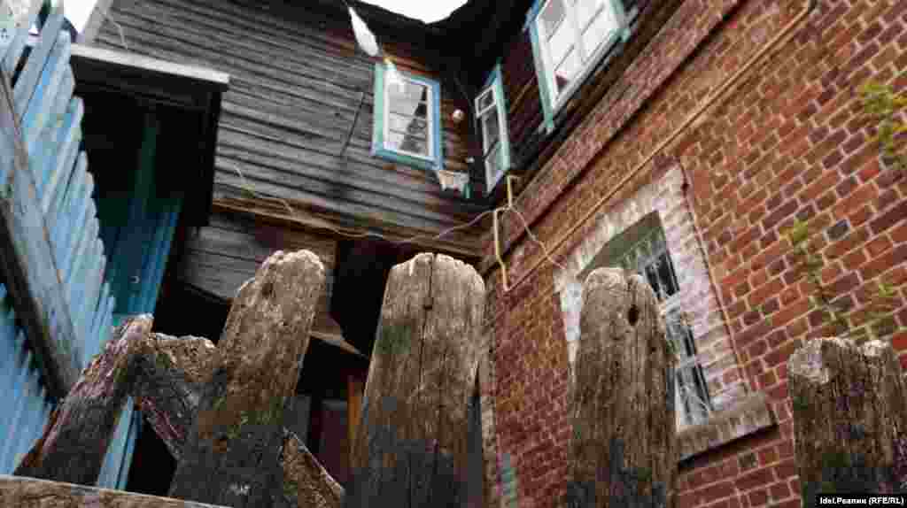 Для современного зеленодольца романтики в этом месте мало, почти в каждом доме кто-то торгует самогоном, жильцы любят выпить. Так сами жители "Полукамушек" отзываются о своих соседях. 