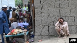 د کونړ د مزار درې په نور ګل کې یو غمځپلي کس دیوال ته تکیه کړې او په کټونو ناروغان هم لیدل کېږي - د سېپټېمبر لومړۍ نېټې انځور