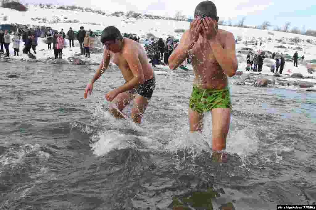 Помолиться, перекреститься и три раза окунуться с головой.