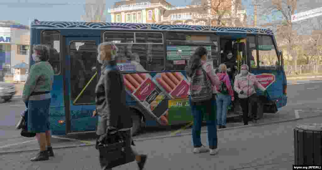 Вранці міський автобус у Сімферополі за маршрутом &laquo;Мар'їне &ndash; Залізничний вокзал&raquo; переповнений. Окремі пасажири &ndash; без засобів індивідуального захисту, незважаючи на діючий на анексованому півострові режим самоізоляції. У цей період весь міський та приміський транспорт працює 8 годин на добу: з 6.00 до 10.00 і з 17.00 до 21.00 години