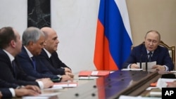 Președintele rus Vladimir Putin prezidează ședința Consiliului de Securitate de la Kremlin.