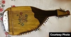 Зроблена з допомогою сокири та долота фронтова бандура льотчика Андрія Бобиря (фото з архіву Київського музею театрального, музичного і кіномистецтва)