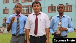 Олчинбек Рахманов со своими лучшими учениками в Нигерии. 2015 год.