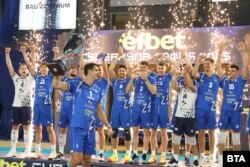 Волейболистите на "Левски" празнуват с тетата си поредна Суперкупа на БЪлгария, 19 октомври 2025 г.
