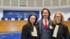 Fostul judecător Cristi Danileț, alături de avocatele care l-au reprezentat în procesul de la CEDO, Nicoleta Popescu (s) și Mihaela Ghirca-Bogdan (d).