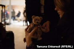 "ეს ჩვენი ოჯახის თილისმაა - ჩავისვით ჩანთაში და წამოვიყვანეთ", - მეუბნება ნასტია