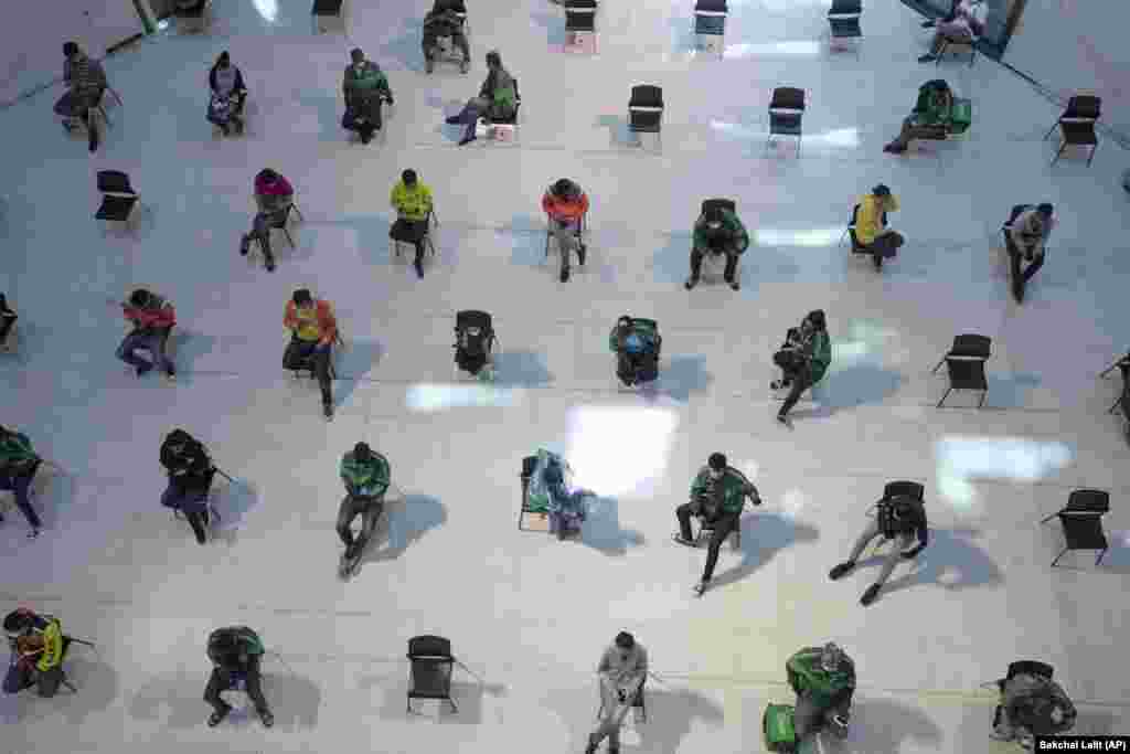 Луѓе чекаат на ред за храна во трговски центар во Бангкок, Тајланд