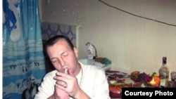 Азиз Батукаев. Сүрөт Нарындагы абакта тартылган