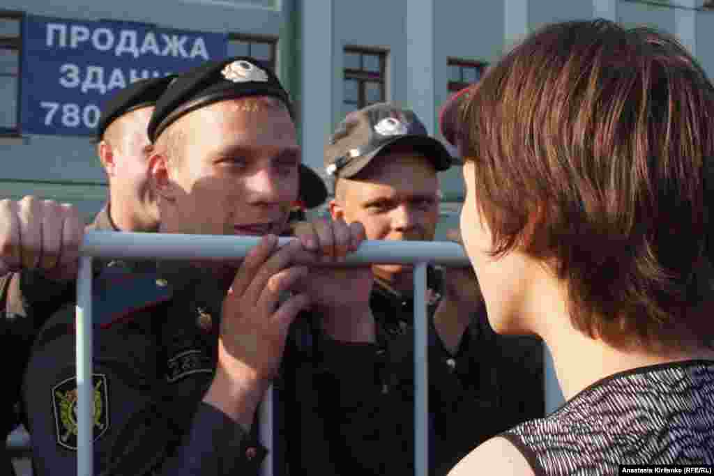 "Девушка, может, мы вам просто нравимся?"