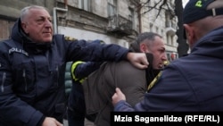 დემონსტრანტის დაკავება. მელიქიშვილის გამზირი, 19 ნოემბრის დილა, 2024.