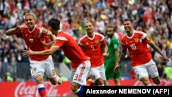 Русия такымы беренче голга куана, аны Юрий Газинский (с) кертте