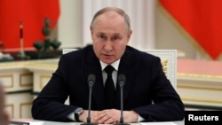 Як свідчать дані опитування, частка тих, хто «не скасовував би» рішення вторгнутися в Україну, вперше впала нижче половини від числа опитаних, склавши 49 відсотків