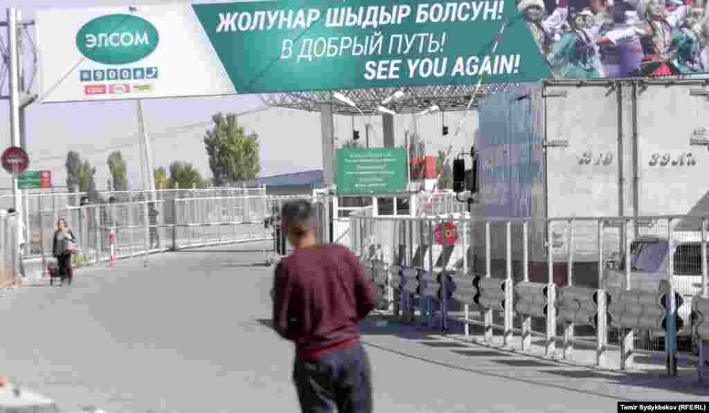 "Ак жол" бекетиндеги абалга байкоо салып жаткан адам.