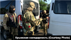 Российские силовики во время обысков в Красногвардейском (Курманском) районе, архивное фото