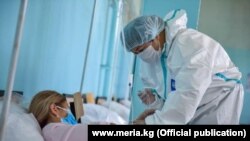  Пандемияда Бишкектеги ооруканалардын биринде бейтапты дарылоо учуру. Архивдик сүрөт.