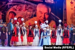 Анара Эсенгулова комузда кол ойнотуп, дүйнөнүн ондогон өлкөсүн кыдырып, кыргыздын аспабын тааныткан.