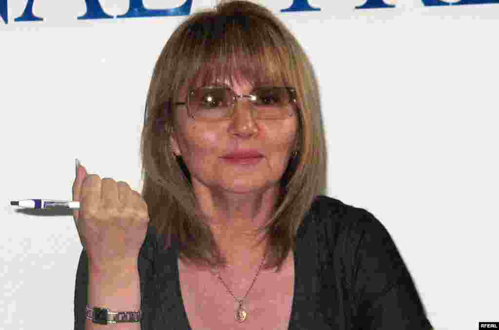 Тұтқындалған полиция офицері Талғат Қыстаубаевтың әйелі - Сара Сағындықова.  - Сара Сағындықова - «Қазатомпромның» бұрынғы басшысы Мұхтар Жәкішевтің күзетшісі болып қызмет етіп, 24 мамырда тұтқындалған Талғат Қыстаубаевтың әйелі. 