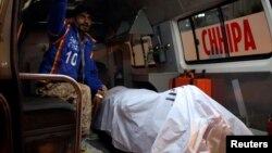 د ژغورنې ادارې يو کار کوونکي د وژل شوي چينايي د مړي سره