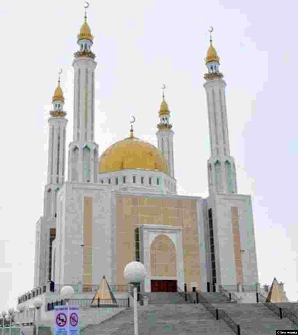 Казахстан. Мечеть "Нургасыр" в Актобе.