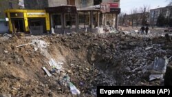 În 13 martie, pe strada Myru („Pace”) din Mariupol, acest crater purta dovada bombardamentelor asupra orașului.