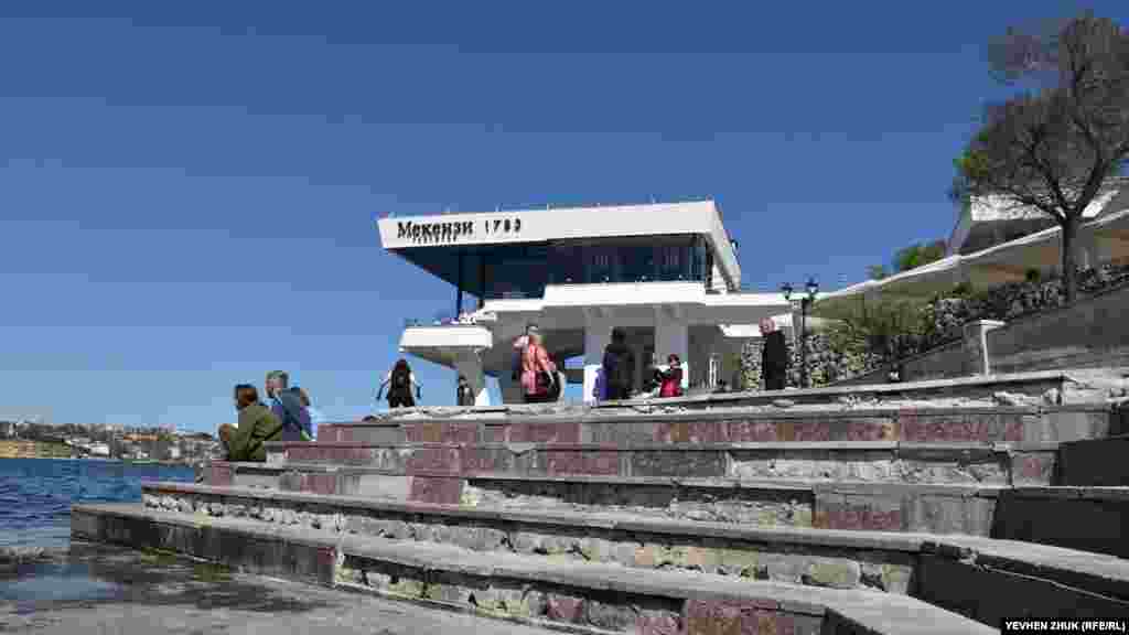 Гранітну плитку біля Пам'ятника затопленим кораблям наприкінці січня пошкодив сильний шторм