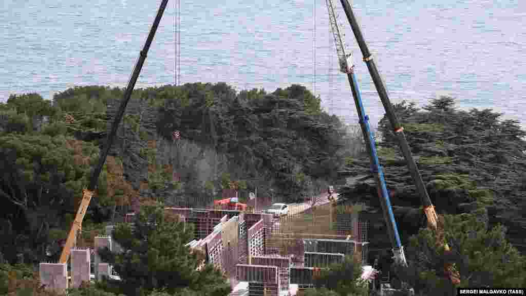 &laquo;Приватизація санаторію відбулась у 2016 році, і в ній брали участь дві структури &ndash; причому обидві близькі до керівництва Татарстану. В результаті Федерація профспілок Республіки Татарстан виграла цей аукціон, причому багато експертів говорили, що для території, яка ще з радянських часів вважалася суперелітною, ціна була виставлена ​​вкрай низька. Зараз місцеві жителі хвилюються, скоріше, не про те, що тут побудують щось інше замість дитячої бази &ndash; вони переживають, що забудова відкриє скриньку Пандори, і що згодом поруч може з'явитися якесь елітне котеджне селище, до якого, можливо, будуть причетні люди, близькі до керівництва Республіки Татарстан&raquo;, &ndash; пояснює Аксельрод