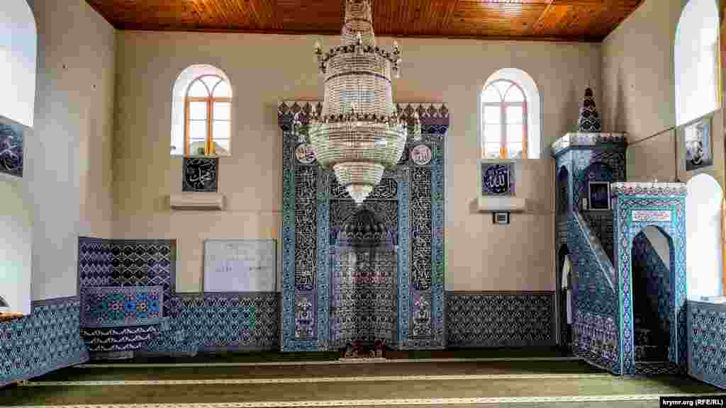 Caminiñ esas odası. Qurulğanında berli cami bir qaç kere qapatıla edi ve çeşit hızmetlerniñ nezareti altında buluna edi. 1962-nci yıldan başlap mında, bazı malümatqa köre, bala-gençler sport mektebi edi.