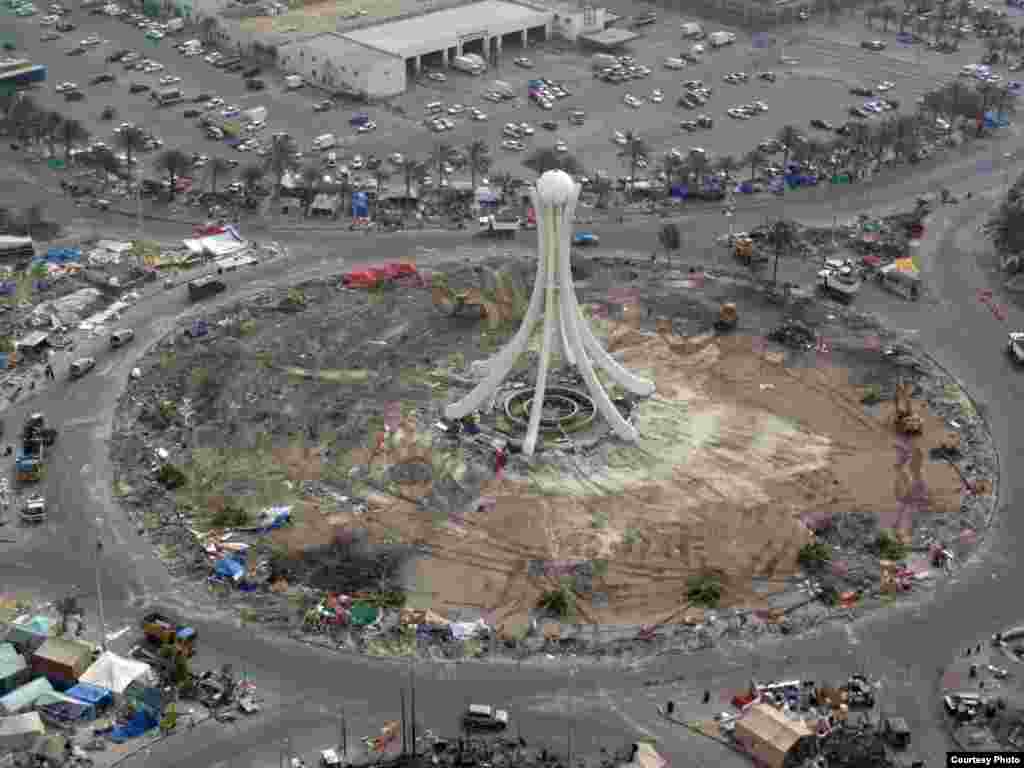 Бахрейн. Ордо шаар Манаманын оппозициядан "тазаланган" Бермет аянтынан көрүнүш. 5-сүрөт. 17.3.2011. Nick - 2011-жылдын 17-мартында (бейшембиде) Бахрейн падышалыгынын коопсуздук күчтөрү Манама шаарынын көчөлөрүн жана аянттарын көзөмөлдөөсүн улантты.  Алар шийи араптар басымдуулук кылган демонстранттарды 16-мартта күч менен таркаткан. Ишкер Ник “Азаттыкка” жиберген сүрөттөрдөн. Манама ш., Бахрейн. 17.03.2011. № 5-сүрөт.