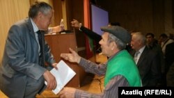 Галишан Нуриәхмәт (с) Чаллы делегаты Анурбәк Гобәйдуллин белән фикерләшә