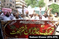 په حیدراباد کې مظاهرچيان د هغه کس په ملاتړ ورغونډ شوي چې د مذهب سپکاوي له تورونو سره مخامخ طاهر نسيم يې په عدالت کې دننه وواژه. عکس له ارشيفه