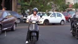 ایرانۍ ښځې د حکومتي بندیزونو باوجود موټرسایکلونه چلوي