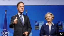 Secretarul general al NATO, Mark Rutte, și președinta Comisiei Europene, Ursula von der Leyen, înaintea unei reuniuni în marja summitului NATO de la Haga, Olanda, iunie 2025.