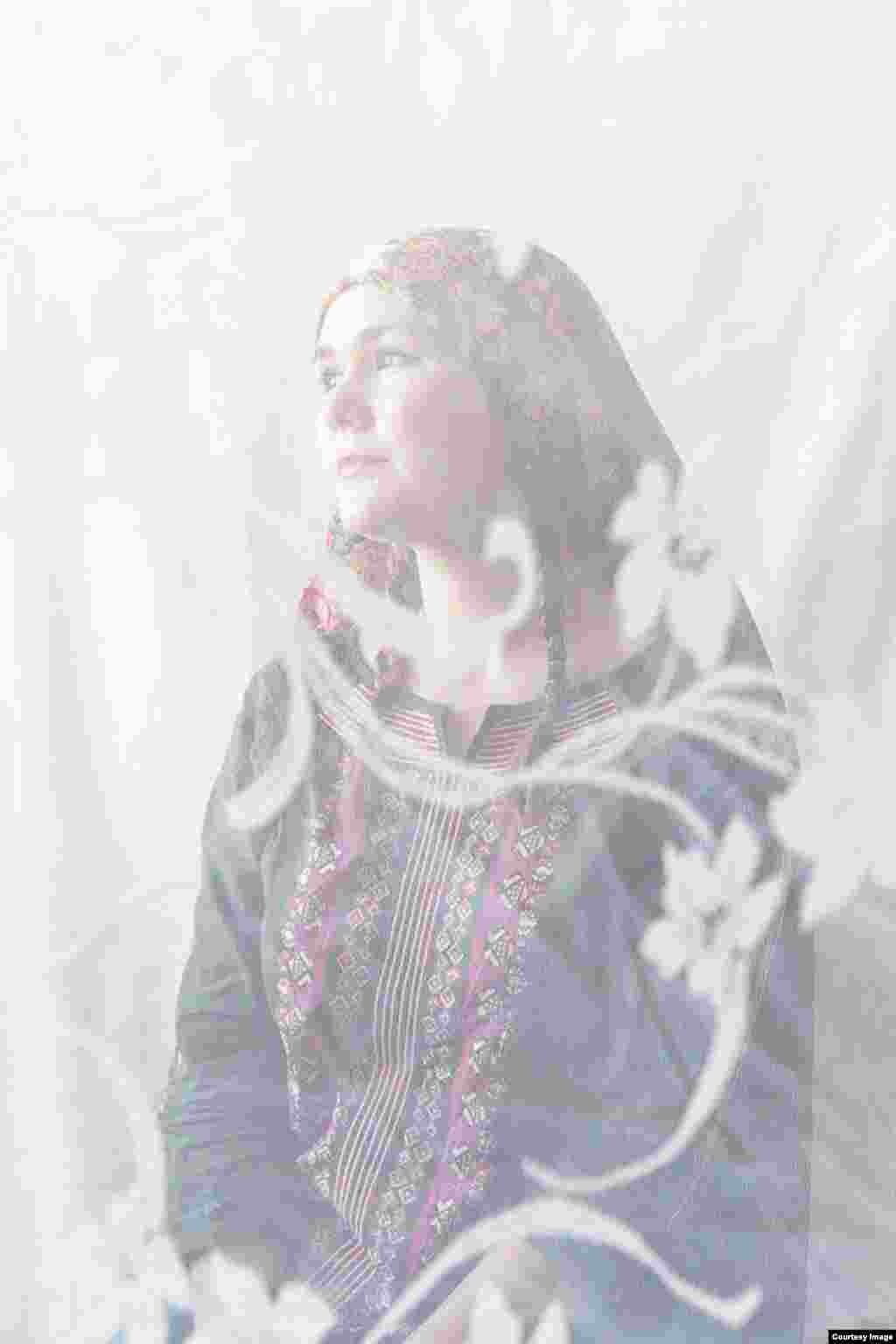 Оксана, 23 года, преподаватель в&nbsp;школе искусств:&nbsp; "Моя бабушка по&nbsp;папиной линии &mdash; татарка, а я&nbsp;всегда считала себя русской, хотя многие говорили: "Восток". У меня русые волосы, но&nbsp;я красила их&nbsp;в&nbsp;черный&nbsp;&mdash; наверное, подсознательно усиливала свой "восток".