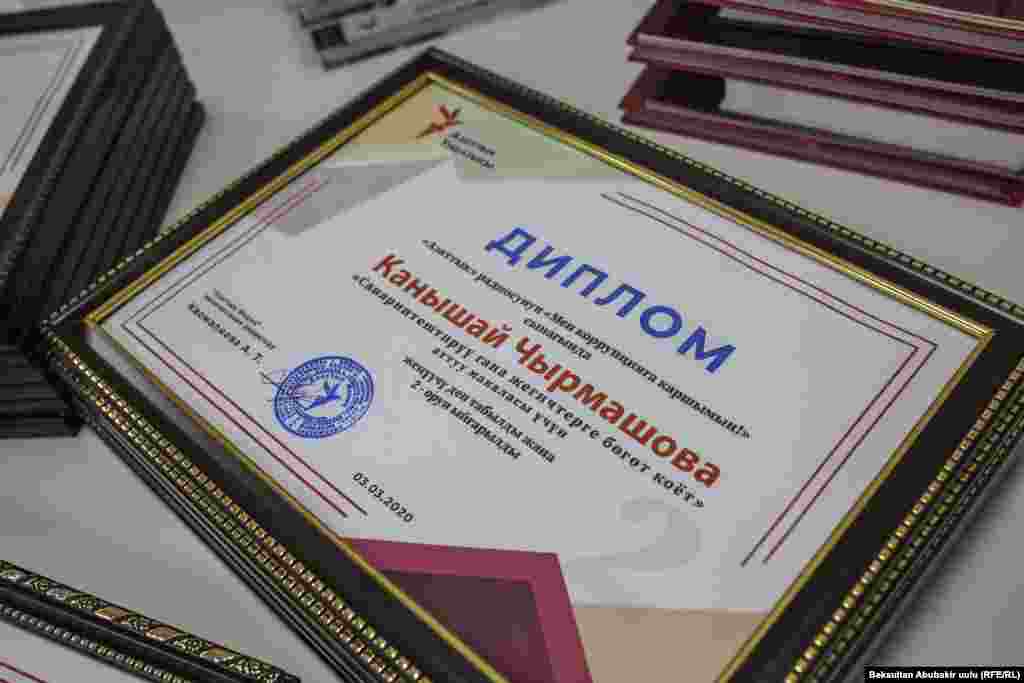 Жеңүүчүлөргө "Азаттык" радиосунун атынан дипломдор тапшырылды.&nbsp;