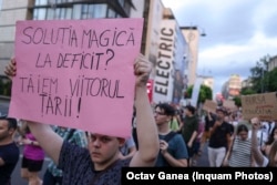 Imagine de la un protest al studenților, în București, față de reducerea burselor de studiu, duminică 29 iunie.