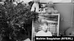 Фотография Шерзата Полата у магазина, где его убили. Талгар, 14 октября 2024 года