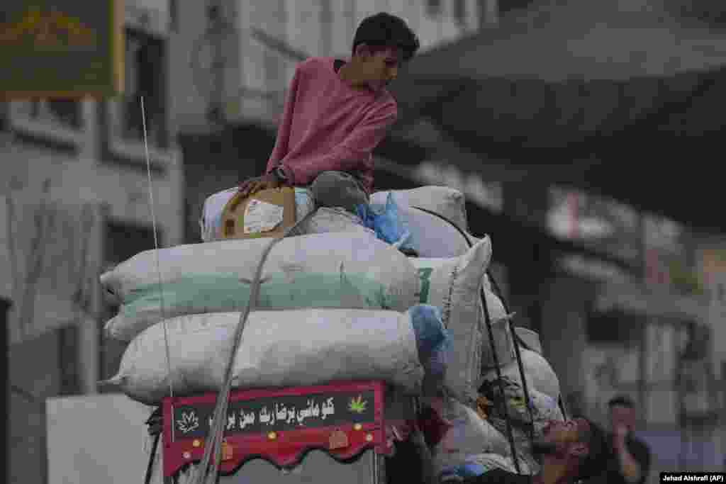 Palestinezë të zhvendosur duke u larguar nga Xhabalia me plaçkat e tyre, në një rrugë në Qytetin e Gazës, më 26 gusht.