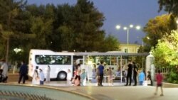 Hereket çäklendirmeleri: Aşgabadyň saglyk öýüniň öňünde günde onlarça adam üýşýär