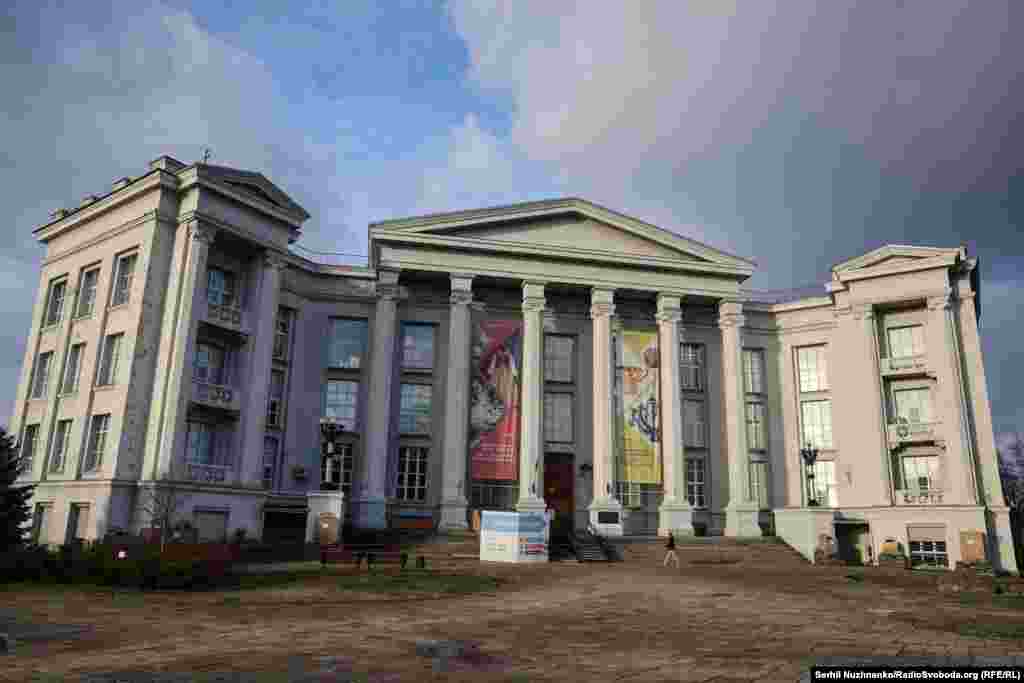 «Это уникальная коллекция с точки зрения объемов и направлений, представленных в этой коллекции. Это археология, нумизматика, оружие и разные вещи, связанные с определенными историческими моментами нашего государства. Это уникальные экспонаты, ранее не представленные в экспозиции нашего музея», – рассказала Елена Земляная, генеральный директор Национального музея истории Украины