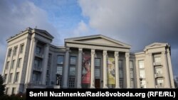 «Это уникальная коллекция с точки зрения объемов и направлений, представленных в этой коллекции. Это археология, нумизматика, оружие и разные вещи, связанные с определенными историческими моментами нашего государства. Это уникальные экспонаты, ранее не представленные в экспозиции нашего музея», – рассказала Елена Земляная, генеральный директор Национального музея истории Украины