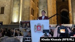 დემონსტრაციების 124-ე დღეს რუსთაველის გამზირი კვლავ გადაიკეტა, - ამჯერად ჩვეულებრივზე მეტი დემონსტრანტით. სიტყვით გამოდის სალომე ზურაბიშვილი