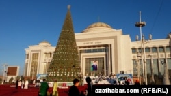 Täze ýyl mynasybetli geçiriljek köpçülikleýin dabara görülýän taýýarlyk (Arhiw suraty)