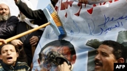 Каирдин Тахрир аянтындагы митинг "Мубарак кетсин!" деген ураан астында улантылды.  2011-жылдын 30-январы.