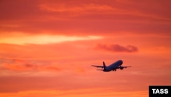 Самалёт на ўзьлёце з аэрапорту Дамадзедава, архіўнае фота