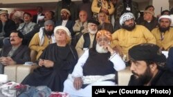 د عبد الصمد خان اڅکزي تلینغونډه کې د جمعیت علماء اسلام امیر مولانا فضل الرحمن او د پښتونخوا میپ مشر محمود خان اڅکزی پر سټېج ناست دي. ۲۰۱۹، ۲ ديسېمبر