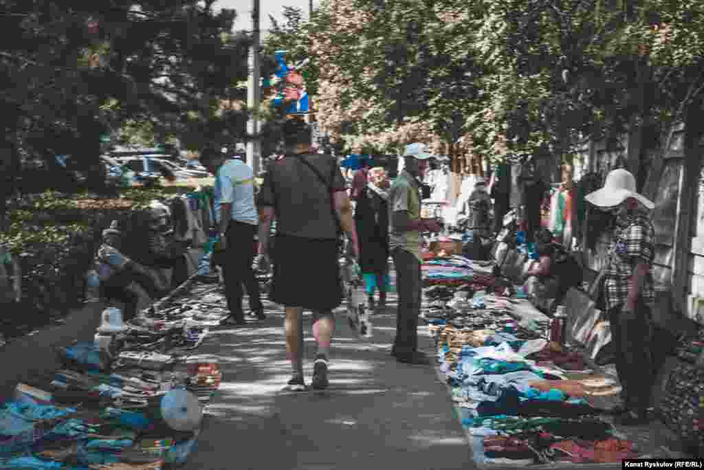 Блошиный рынок в 7 микрорайоне Бишкека. Стихийная торговля здесь идет по выходным - с утра до позднего вечера.