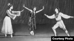 Бюбюсара Бейшеналиева (посередине)